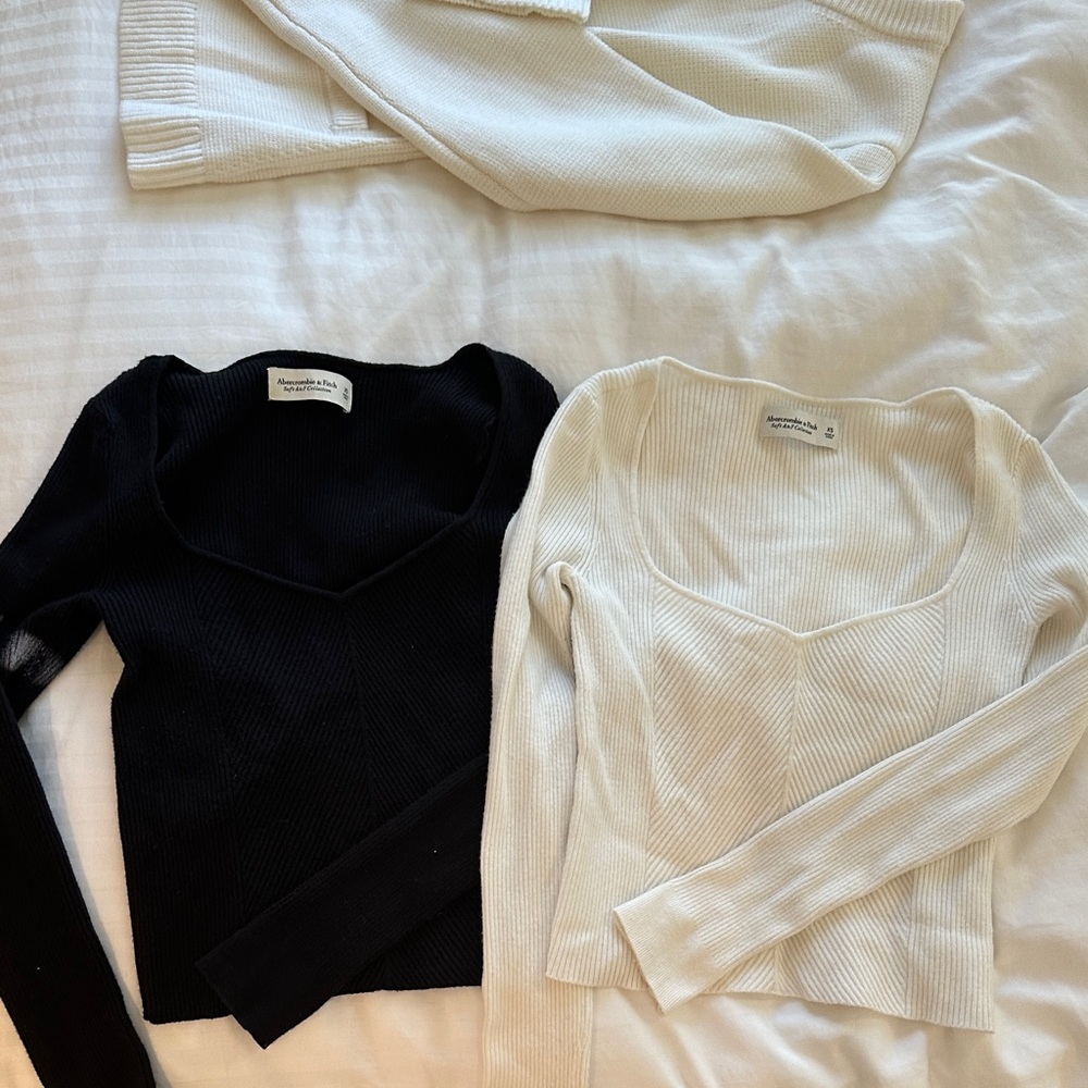 Abercrombie & Fitch Black and Cream V-Neck Sweaters
